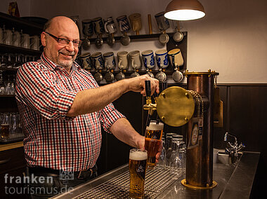 bier_0792___brewmaster-josef-lindner-of-brauerei-drei-kronen-brewery-schesslitz-franconia-bavaria-germany.jpg